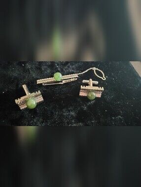 Silver Tone Tie Bar and Cufflink Set with Green Stone